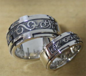 浮き彫りクロス型ペアリング